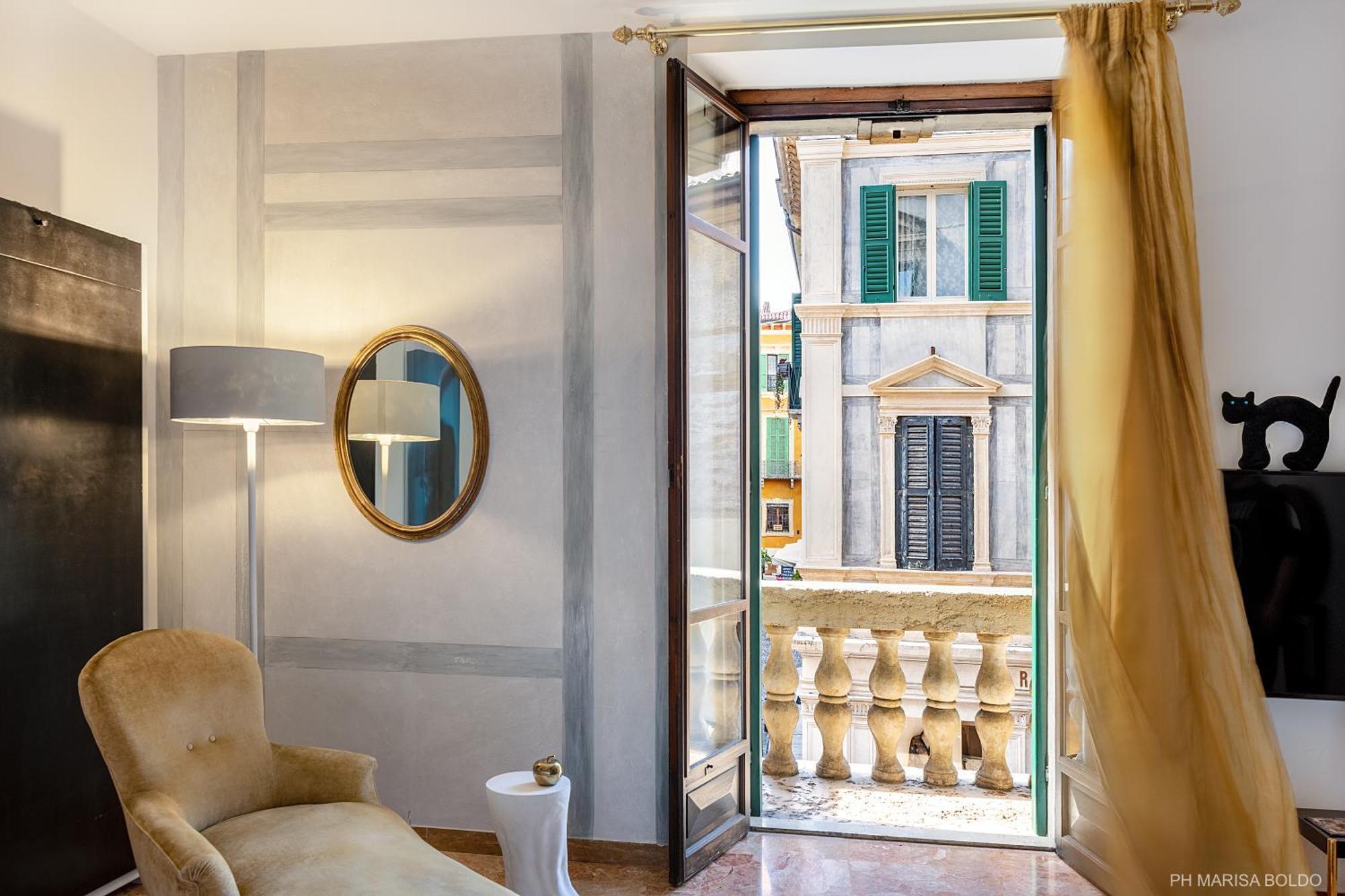 Billie'S Flat Red - Art & Design Apt In Verona Historic Centre Екстер'єр фото