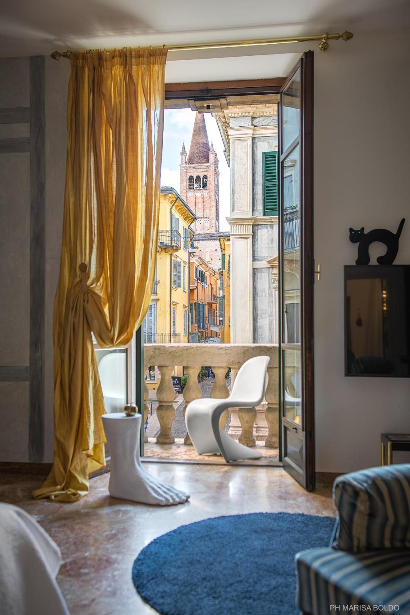 Billie'S Flat Red - Art & Design Apt In Verona Historic Centre Екстер'єр фото