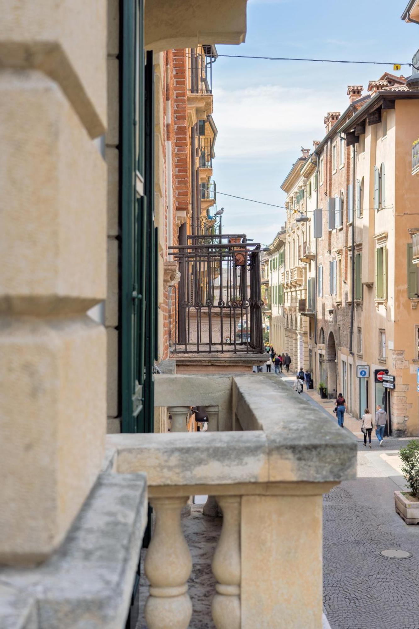 Billie'S Flat Red - Art & Design Apt In Verona Historic Centre Екстер'єр фото